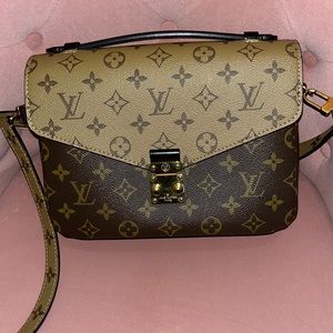 Louis Vuitton Pochette Métis reverse monogram.